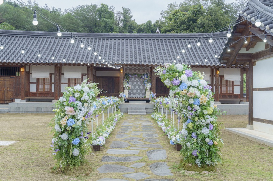 ▲ 영주 선비세상 스몰웨딩존 버진게이트 및 버진로드 전경.ⓒ영주시