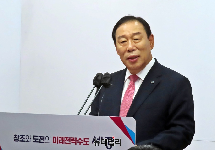 ▲ 최민호 세종시장이 13일 오후 시청 정음실에서 '2025 세종한글축제와 한글 국제 프레 비엔날레' 행사와 관련해 기자회견을 하고 있다.ⓒ이길표 기자