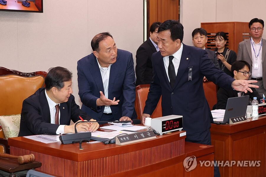 ▲ 13일 서울 국회에서 열린 산업통상자원중소벤처기업위원회 국정감사에서 이철규 위원장(왼쪽부터), 더불어민주당 측 간사 김원이 의원, 국민의힘 측 간사 박성민 의원이 증인 채택 관련 의견 조율을 하고 있다. ⓒ연합뉴스