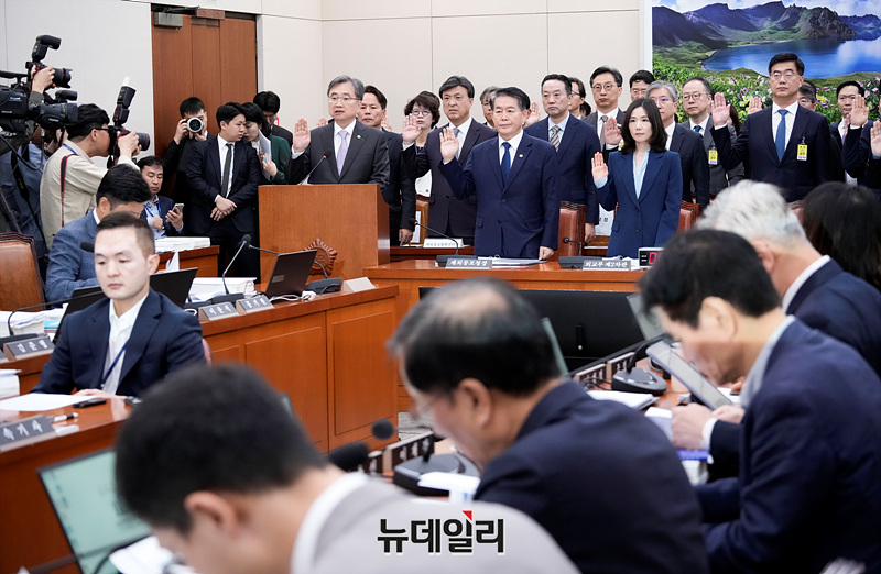 ▲ 조현 외교부 장관이 13일 오전 국회에서 열린 외교통일위원회의 외교부 등에 대한 국정감사에서 증인선서를 하고 있다. 20251013 ⓒ서성진 기자