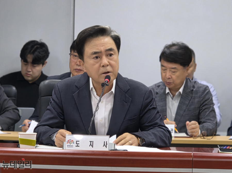 ▲ 김태흠 충남도지사가 13일 오전 도청에서 실국원장회의를 주재하고 있다.ⓒ김정원 기자