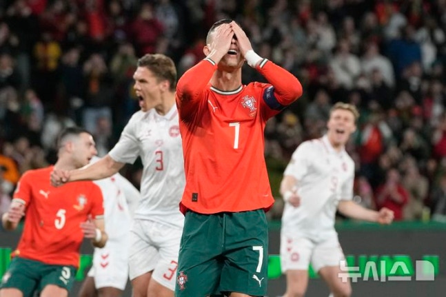 ▲ 호날두가 12일 열린 아일랜드전에서 페널티킥 실축을 저질랬다. 커리어 통산 34번째 실축이다.ⓒ뉴시스 제공