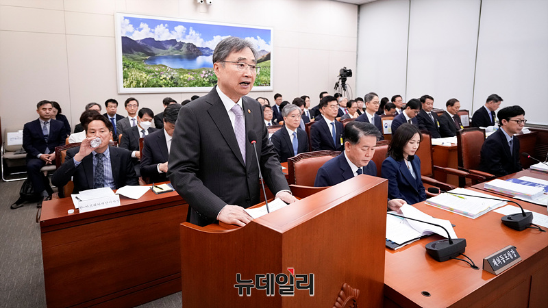 ▲ 조현 외교부 장관이 13일 오전 국회에서 열린 외교통일위원회의 외교부 등에 대한 국정감사에서 업무보고를 하고 있다. 2025.10.13. ⓒ서성진 기자