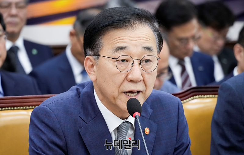 ▲ 김윤덕 국토부 장관이 13일 오후 국회에서 열린 국토교통위원회의 국토교통부 등에 대한 국정감사에서 의원들의 질의에 답하고 있다. ⓒ서성진 기자