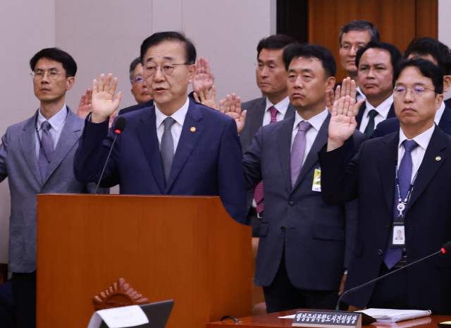 ▲ 13일 서울 여의도 국회에서 열린 국토교통부 등에 대한 국토교통위원회 국정감사에서 김윤덕 국토교통부 장관을 비롯한 피감기관장들이 선서하고 있다ⓒ연합뉴스