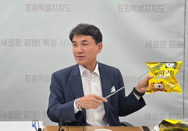 ▲ 김진태 강원특별자치도가 오는 16일 도 대표 캐릭터인 '강원이·특별이'를 활용한 강원 옥수수맛 생생감자칩을 전국에 출시한다고 밝혔다.  ⓒ강원특별자치도