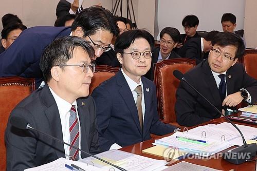 ▲ 김정관 산업통상부 장관이 13일 서울 국회에서 열린 산업통상자원중소벤처기업위원회 국정감사에서 산업부 관계자로부터 보고를 받고 있다. ⓒ연합뉴스