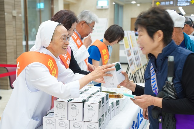 ▲ 포항성모병원 호스피스·완화의료센터는 13일, 병원1층 로비에서 ‘호스피스의 날’ 기념 캠페인을 펼치고 있다.ⓒ포항성모병원