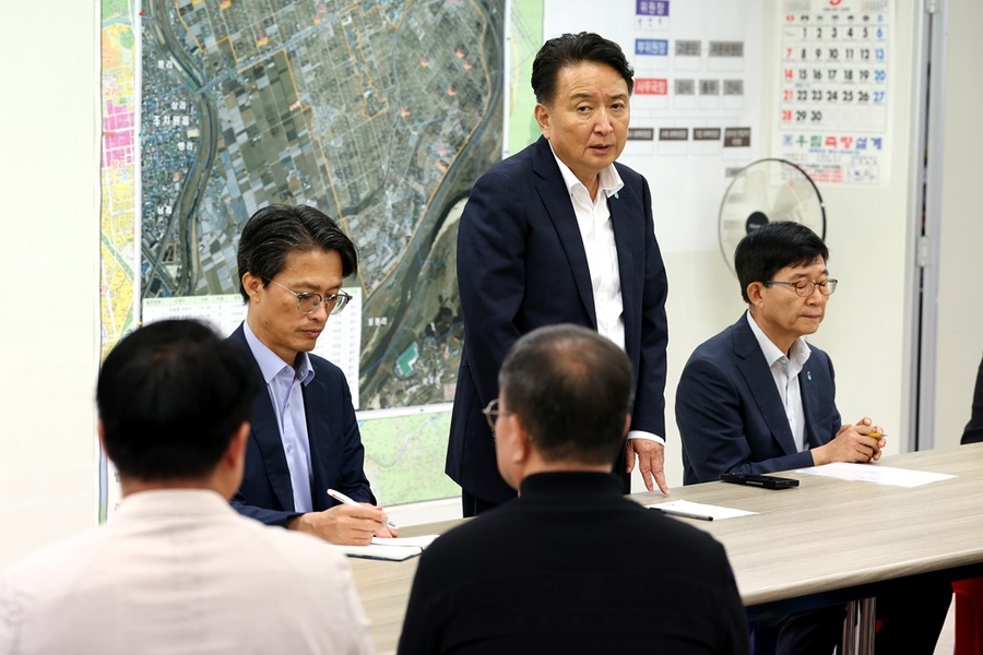 ▲ 김영환 충북도지사가 오송 궁평2지하차도 참사 희생자 추모현판 설치를 앞두고 지역 주민들과 간담회를 갖고 있다. ⓒ충북도