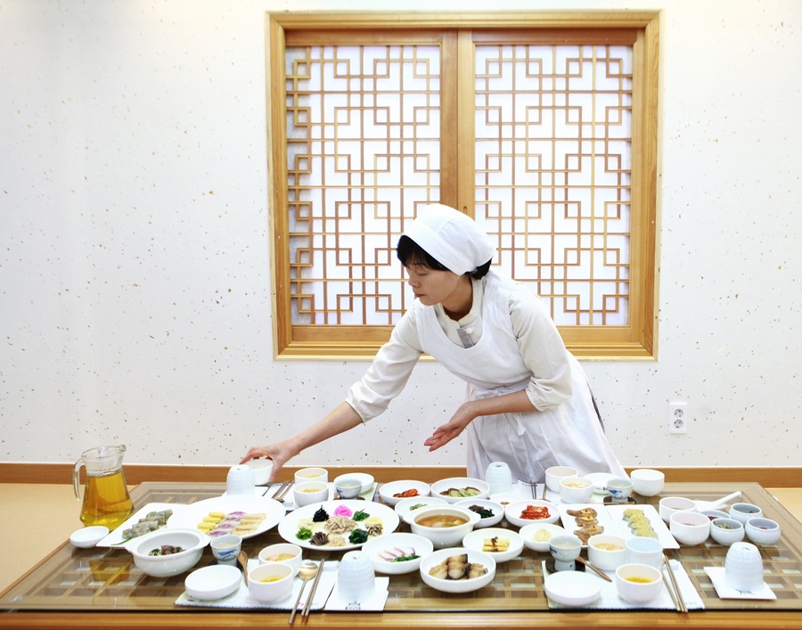 ▲ 두들마을을 감싸고 있는 능선 아래에 자리한 ‘장계향 문화체험 교육원’에서는 ‘여중군자 장계향’선생의 생애를 재조명하고 ‘음식디미방 ’의 전통 레시피로 만든 음식을 맛볼 수 있다.ⓒ영양군