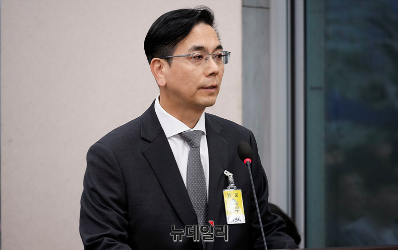 ▲ 이한우 현대건설 대표가 13일 오후 국회에서 열린 국토교통위원회의 국토교통부 등에 대한 국정감사에서 의원들의 질의에 답하고 있다. ⓒ서성진 기자