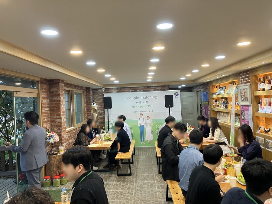 ▲ 영천시는 지난 12일 영천 와이너리에서 미혼남녀 만남 프로그램 ‘2025 영천愛 와인&다인(wine&dine)’ 1차 행사를 실시해, 5쌍의 커플이 탄생했다.ⓒ영천시