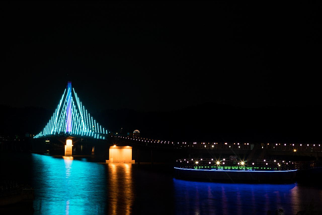 ▲ ⓒ군산시제공, 은파호수공원 물빛다리 야경