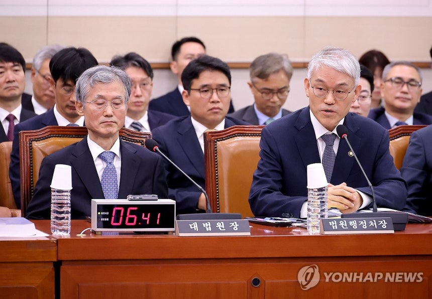 ▲ 천대엽 법원행정처장이 13일 국정감사에서 추미애 위원장에게 조희대 대법원장의 이석을 요구하고 있다. 조 대법원장은 옆에서 참담함에 눈을 감고 있다. /연합뉴스