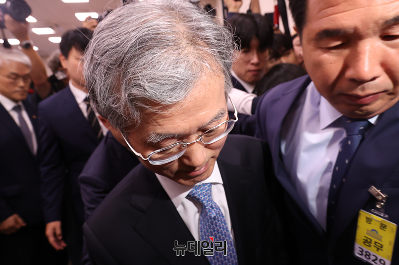 ▲ 조희대 대법원장이 13일 법사위 국정감사에서 정회가 선언되자 법사위 회의실을 나서고 있다. /이종현기자