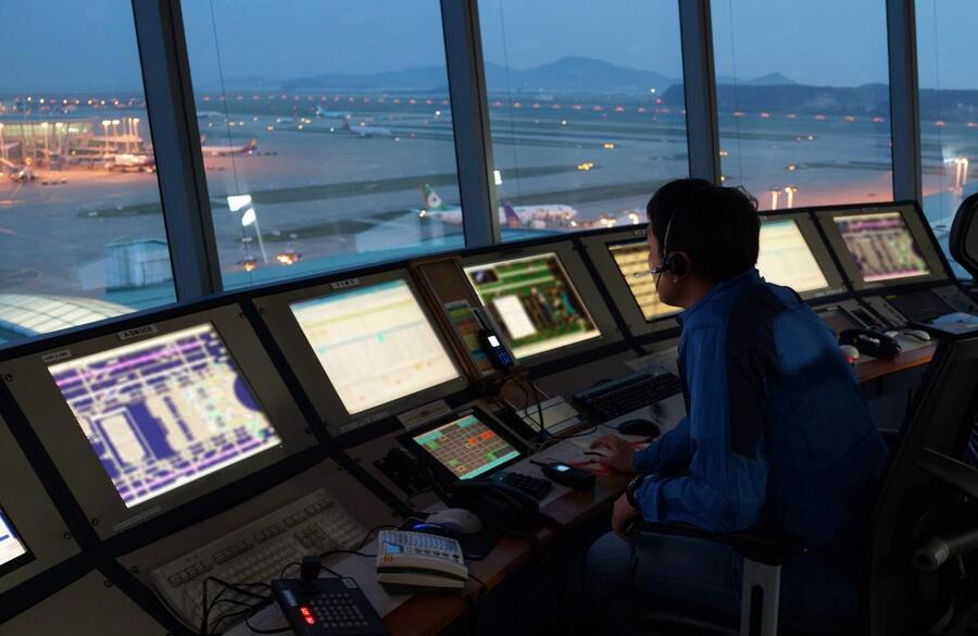 ▲ 인천국제공항 계류장 관제탑에서 관제사가 제1여객터미널에서 출발한 항공기의 지상 이동을 관제하고 있다.ⓒ인천국제공항공사 제공