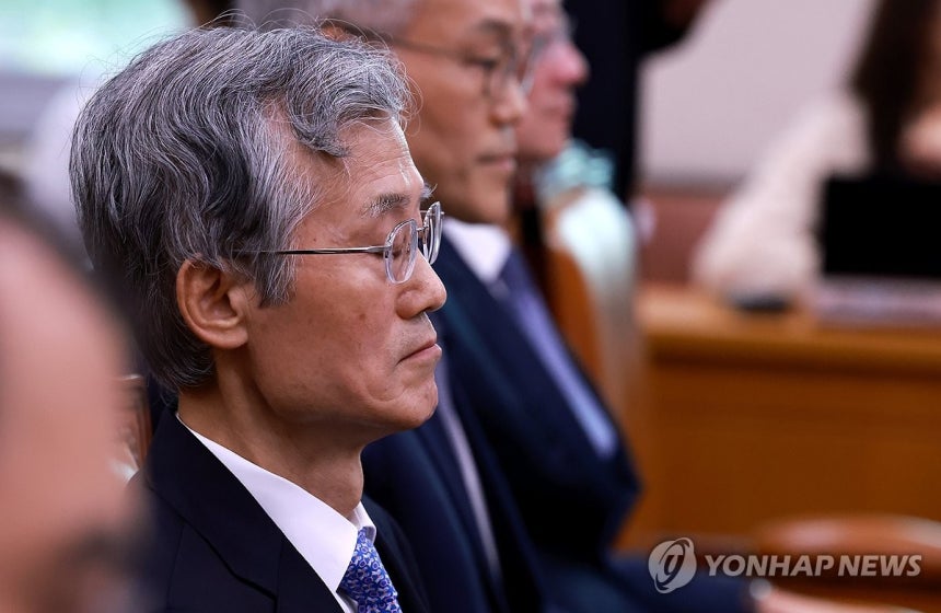 ▲ 조희대 대법원장이 13일 국회에서 열린 법사위 국정감사에 출석해 여야 의원들의 설전을 지켜보며 눈을 감고 있다. ⓒ연합뉴스