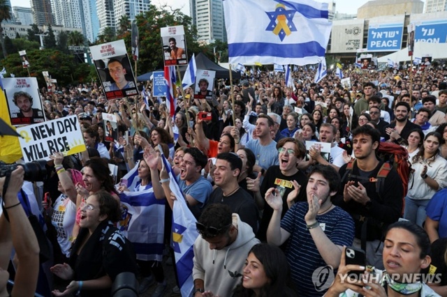 ▲ 인질 석방 소식에 환호하는 텔아비브 시민. 로이터 연합뉴스. 251013 ⓒ연합뉴스