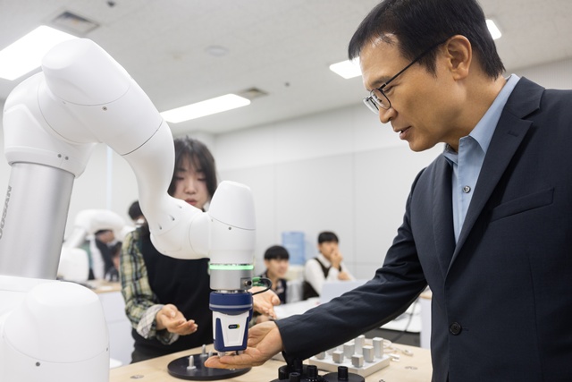 ▲ 임태희 경기도교육감이 13일 안산 한양대학교 에리카캠퍼스에서 열린 '안산 루트직업교육혁신지구' 현장 정책브리핑에 참석해 학생들 수업을 참관하고 있다. ⓒ경기도교육청 제공
