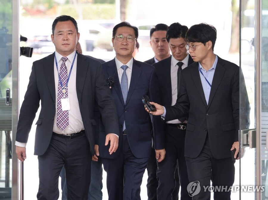 ▲ 윤석열 전 대통령의 12·3 비상계엄 선포를 방조·가담한 혐의를 받는 박성재 전 법무부 장관이 14일 구속 전 피의자 심문(영장실질심사)을 받기 위해 서울 서초구 서울중앙지방법원으로 들어서고 있다. ⓒ연합뉴스