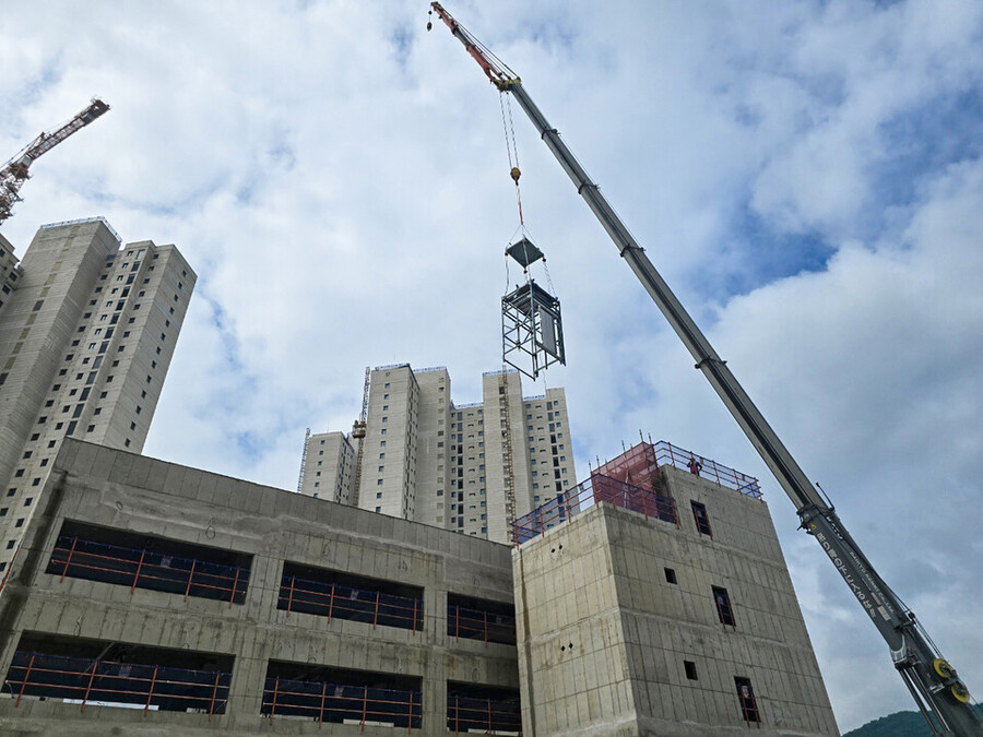 ▲ 힐스테이트 이천역 현장에 설치된 모듈러 승강기 ⓒ현대건설