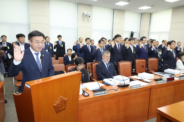 ▲ 윤호중 행정안전부 장관이 14일 서울 여의도 국회에서 열린 행정안전위원회의 행정안전부 등 국정감사에서 증인선서를 하고 있다. 2025.10.14. ⓒ뉴시스