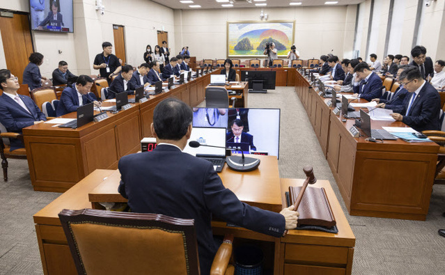 ▲ ▲ 윤한홍 국회 정무위원회 위원장이 9월29일 국회에서 열린 정무위 전체 회의에서 2025년도 국정감사 증인 등 출석요구의 건을 처리하고 있다.ⓒ연합뉴스