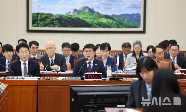 ▲ 김성환 기후에너지환경부 장관이 14일 서울 여의도 국회에서 열린 기후에너지환경노동위원회의 기후에너지환경부에 대한 국정감사에서 의원 질의에 답변하고 있다. ⓒ뉴시스