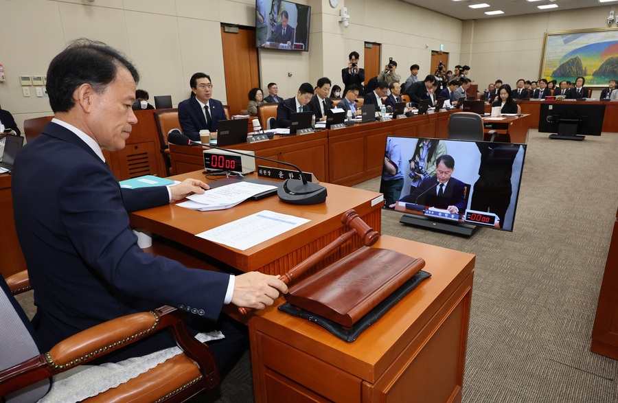 ▲ 윤한홍 국회 정무위원회 위원장이 14일 오전 서울 여의도 국회에서 열린 국정감사에서 의사봉을 두드리고 있다.ⓒ뉴시스
