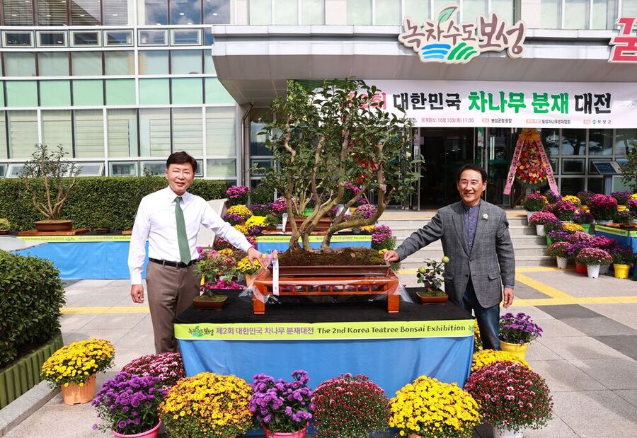 ▲ 보성군, ‘제3회 대한민국 차나무 분재대전’… ‘2025년 전라남도 우수분재 대전’ 동시 개최_‘제2회 대한민국 차나무 분재대전’금상 작품(왼쪽_김철우 보성군수, 오른쪽_임봉현 차나무분재협회장)ⓒ보성군 제공