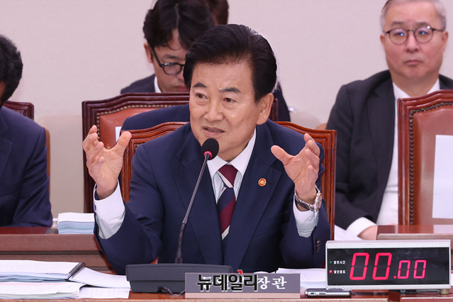 ▲ 정동영 통일부 장관이 14일 오전 국회 외교통일위원회에서 열린 통일부 등에 대한 국정감사에서 의원 질의에 답변하고 있다. 2025.10.15. ⓒ이종현 기자