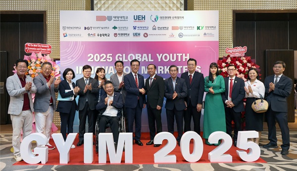 ▲ 조원휘의장 등 대표단이 13일 호치민 카라벨 호텔에서 열린 '글로벌 청년 이노베이션 마케터스 경진대회' 개막식에 참석했다.ⓒ대전시의회