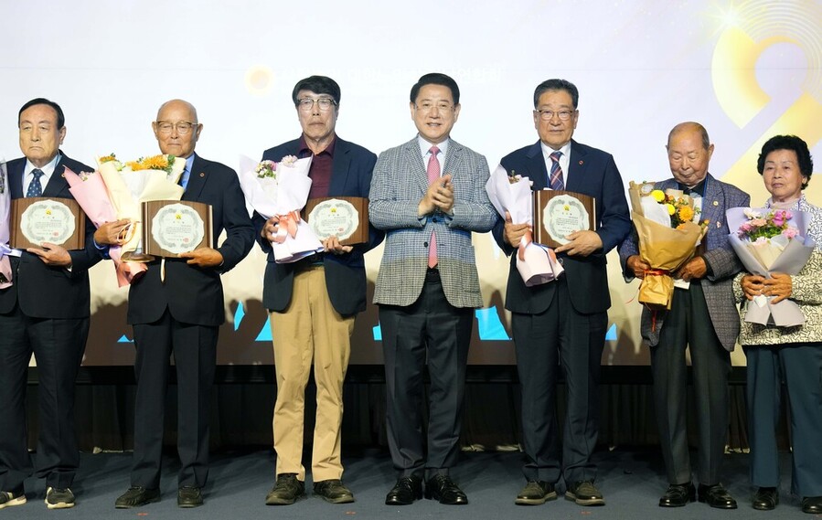 ▲ 김영록 전라남도지사가 14일 영암 호텔현대 바이 라한 목포에서 열린 ‘제29회 전라남도 노인의 날 기념식’에 참석해 유공자에게 표창장을 수여한 뒤 기념촬영을 하고 있다.ⓒ전라남도 제공