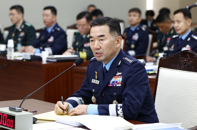 ▲ 진영승 합동참모본부 의장이 14일 오전 서울 용산구 합동참모본부에서 열린 2025년 국정감사에서 의원 질의에 답변하고 있다. ⓒ뉴시스