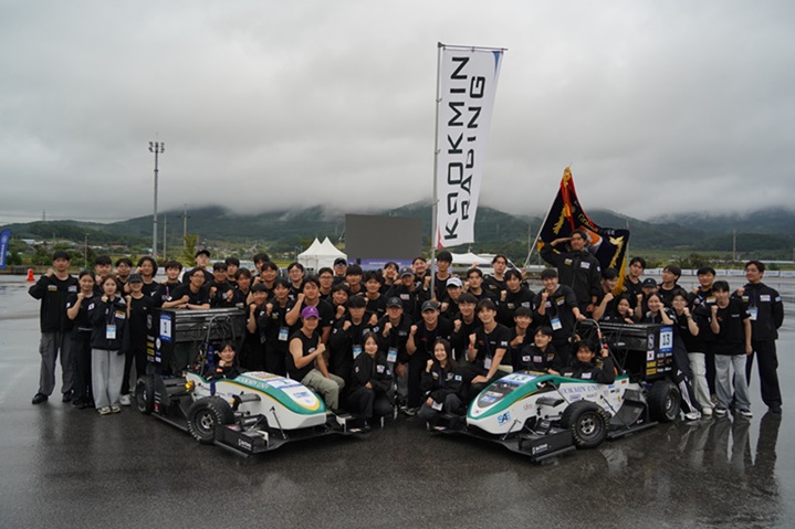 ▲ 지난달 25~28일 전남 영광군 한국자동차연구원 E모빌리티연구센터에서 열린 '2025 대학생 자작자동차대회'에 출전한 국민대학교 자작자동차 동아리 'KOOKMIN RACING' 팀이 단체사진을 찍고 있다. 국민대 팀은 이번 대회에서 포뮬러 부문 9연패를 달성했다.ⓒ국민대