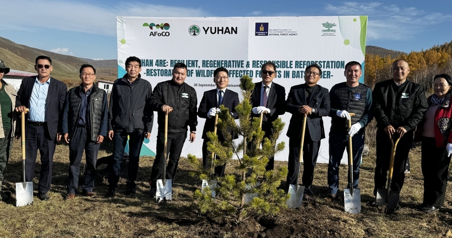 ▲ (왼쪽 세번째부터)강호덕 산림청 사막화방지연구사업단장, 바트후 몽골 대통령 자문위원, 문흐바트 대통령 비상임 고문, 여섯번째부터 박종호 AFoCO 사무총장, 유한양행 조민철 상무, 오윤사나 몽골산림청장, 볼드바타르 빌리언트리스 NGO 대표가 몽골 숲 조성 사업 현장에서 기념사진을 촬영하고 있다. ⓒ유한양행