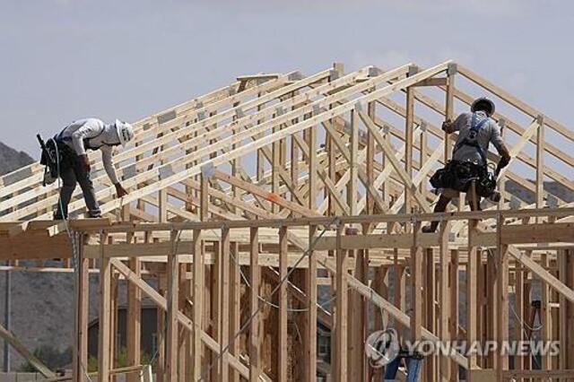 ▲ 미국에서 목재를 사용해 주택을 짓는 모습. 출처=APⓒ연합뉴스