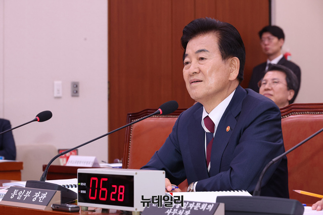 ▲ 정동영 통일부 장관이 14일 오전 국회 외교통일위원회에서 열린 통일부 등에 대한 국정감사에서 의원 질의에 답변하고 있다. 2025.10.15. ⓒ이종현 기자