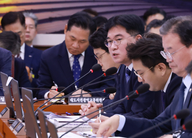 ▲ 더불어민주당 정준호 의원이 13일 서울 여의도 국회에서 국토교통부 등에 대한 국토교통위원회 국정감사에 앞서 열린 전체회의에서 발언하고 있다.ⓒ연합뉴스