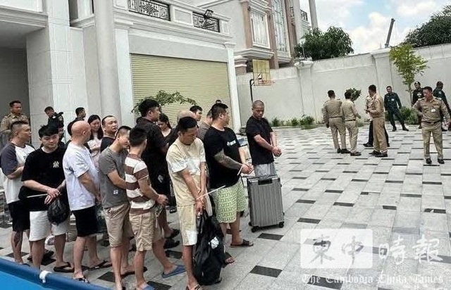 ▲ 캄보디아 프놈펜의 범죄단지에서 체포되는 중국인들. 캄보디아-차이나 타임스 갈무리. 251014 ⓒ연합뉴스