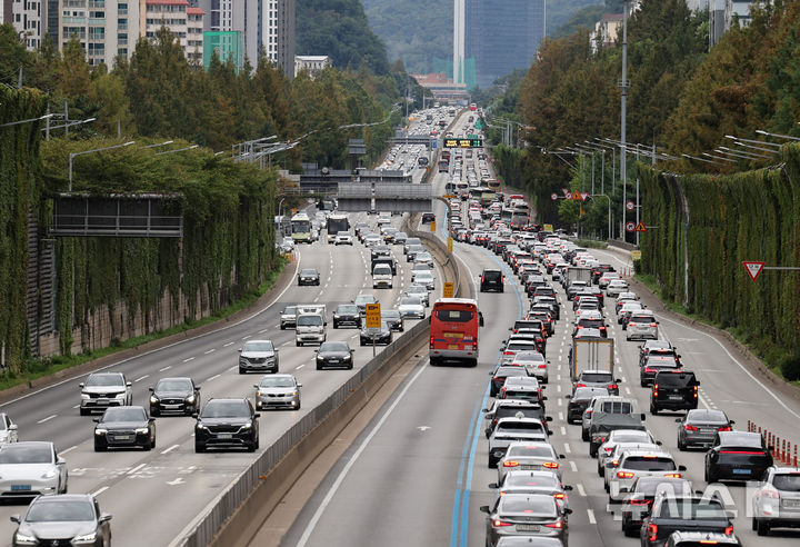 ▲ 추석 연휴 마지막 날인 지난 9일 오후 경부고속도로 잠원IC 상행선 귀경 차량들이 원할한 흐름을 보이는 모습 ⓒ뉴시스