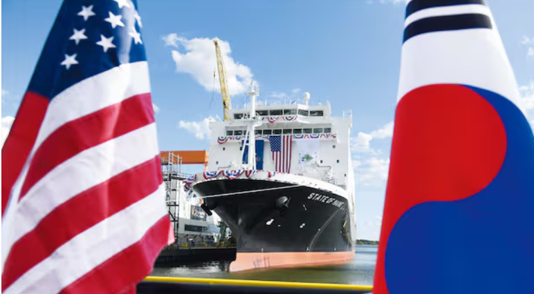 ▲ 8월 26일 미국 필라델피아의 한화 필리 조선소에 정박해 있는 ‘스테이트 오브 메인’호의 모습. 이 선박은 한화가 작년 말 필리 조선소를 인수한 이후, 미국 해양청의 발주를 받아 건조한 다목적선으로 양국 조선 협력의 상징이다.ⓒAFP연합뉴스