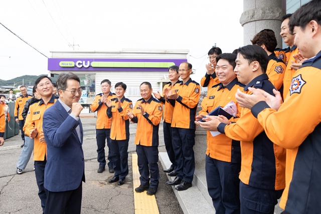 ▲ 김동연 경기도지사가 14일 연천소방서를 찾아 소방대원들과 인사하고 있다. ⓒ경기도 제공