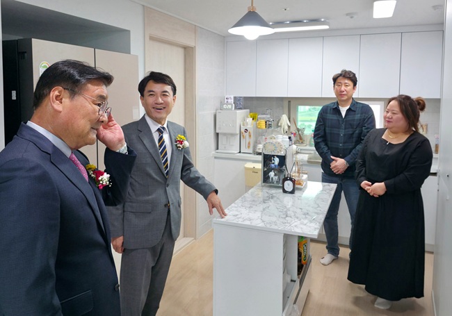 ▲ 김진태 강원특별자치도지사가 14일 영월 덕포지구에서 열린 '제1호 강원형 공공주택' 준공식에 참석했다. 김진태 도지사는 