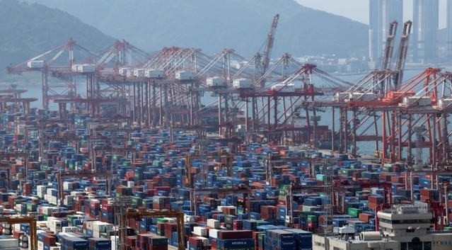 ▲ 부산 남구 신선대부두 야적장에 수출입 컨테이너가 가득 쌓여 있다.ⓒ뉴시스