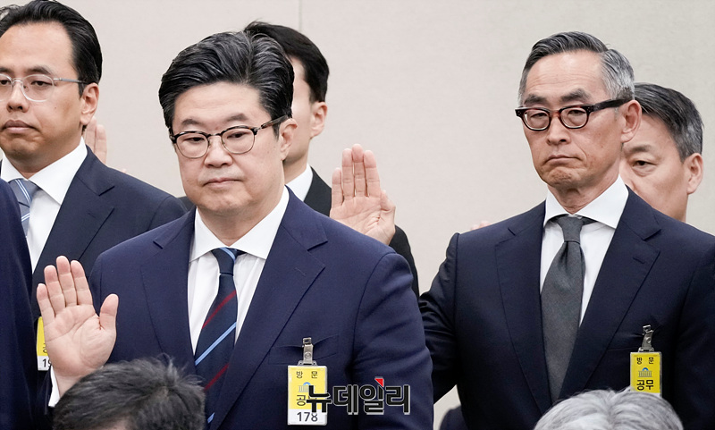 ▲ 김병주 MBK파트너스 회장과 윤종하 부회장이 14일 오후 국회에서 열린 정무위원회 국정감사에서 증인선서를 하고 있다. ⓒ서성진 기자
