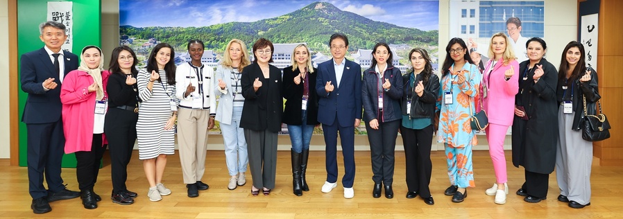 ▲ 경북도는 13일부터 14일까지 1박 2일 동안 에콰도르·멕시코·러시아·우즈베키스탄·몽골·방글라데시 등 13개국 주한대사부인회 회원 13명을 초청해 ‘경북 문화체험 프로그램’을 진행했다.ⓒ경북도