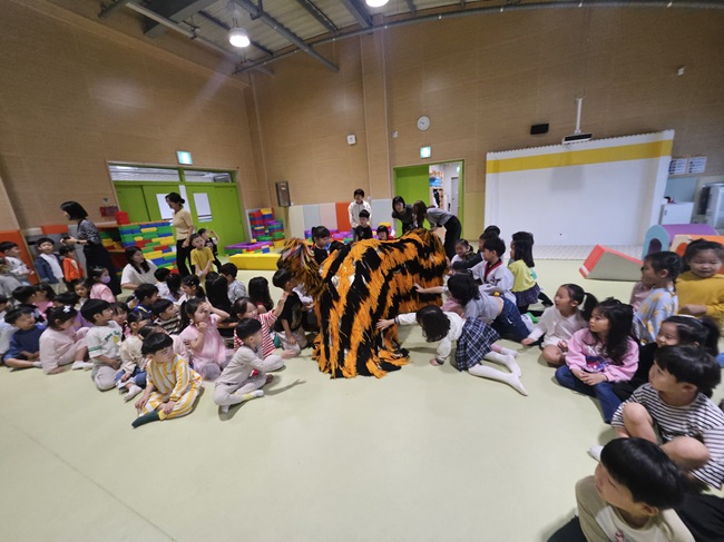 ▲ 학성유치원 원아들이 지난 1일 원주 설화인 '황무진과 호랑이'를 바탕으로 개발한 문화예술교육 커리큘럼 시범운영에 참여하고 있다. ⓒ원주문화재단