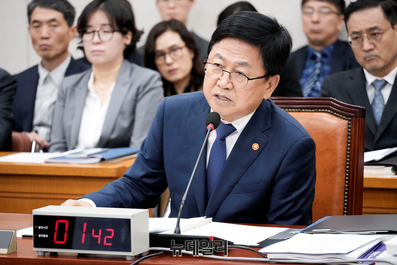 ▲ 최교진 교육부 장관이 14일 오전 국회에서 열린 교육위원회 국정감사에 출석해 의원들의 질의에 답하고 있다.ⓒ뉴데일리DB