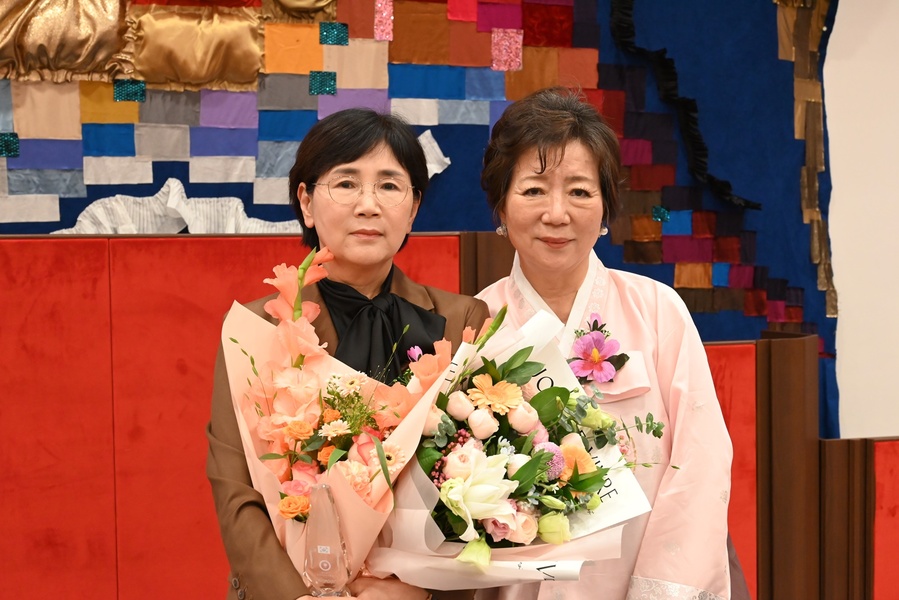 ▲ 경북도의회 이선희 기획경제위원장(청도, 국민의힘)이 13일 국회박물관(구 헌정회관)에서 열린 제10차 세계한인여성대회에서 지역 국제화와 여성리더십 확산 공로를 인정받아 ‘대한민국 세계화 공로대상’을 수상했다.ⓒ경북도의회